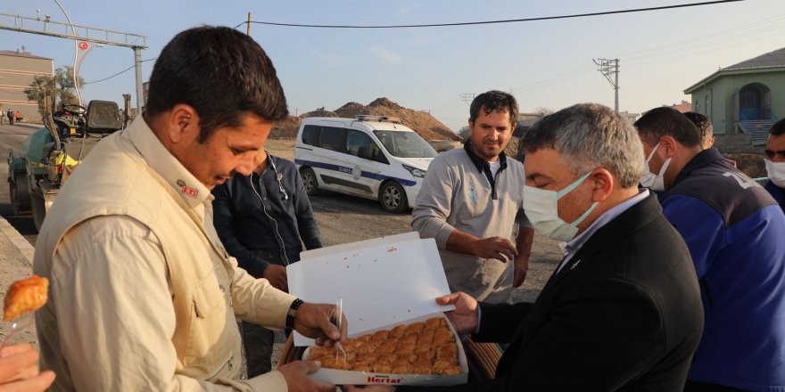 Şayir çalışmaları inceledi, tatlı ikram etti