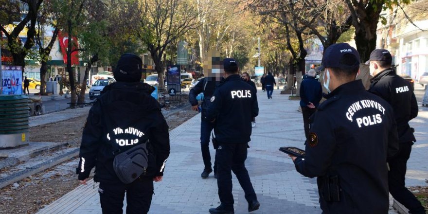 Aranan 3 kişi, huzurlu sokak uygulamasına takıldı