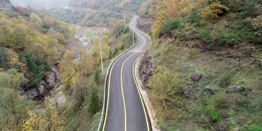 Tablo güzelliğinde köy grup yolu