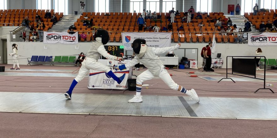 10, 12 ve 14 Yaş Altı Flöre ve Kılıç Açık Turnuvası başladı
