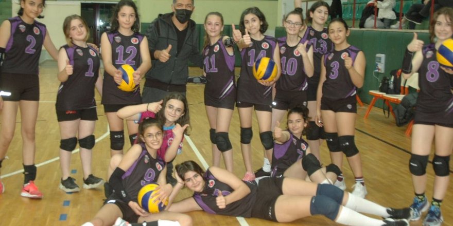 Küçük kızlar voleybolda maçlar Derince ve Gölcük’teydi