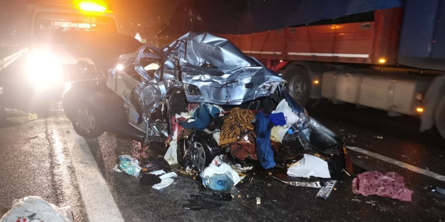 Otomobil ile kamyon çarpıştı: 5 kişi yaralandı