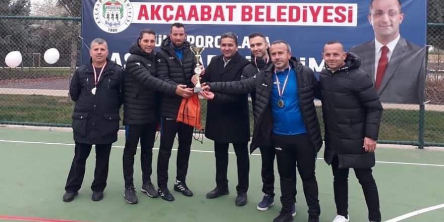 Gölcük Belediyesi kupayla döndü