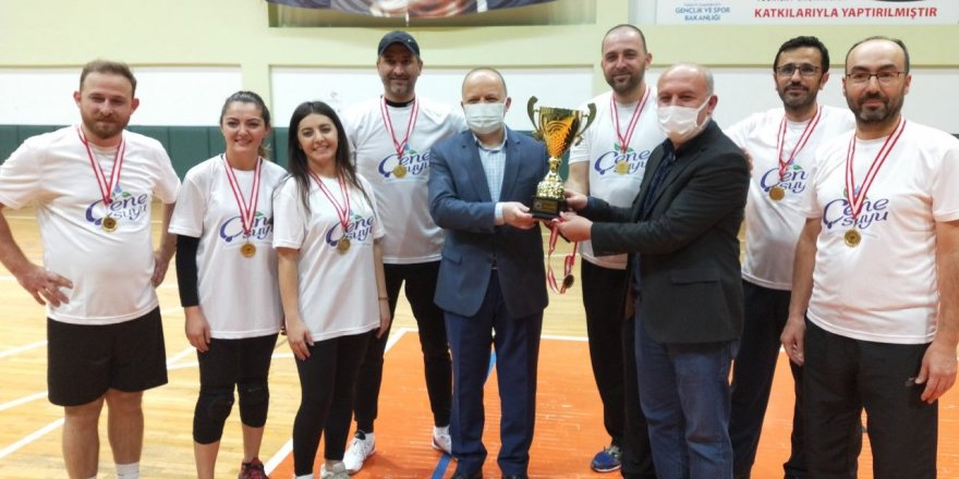 Şampiyon Yenikent Anadolu Lisesi