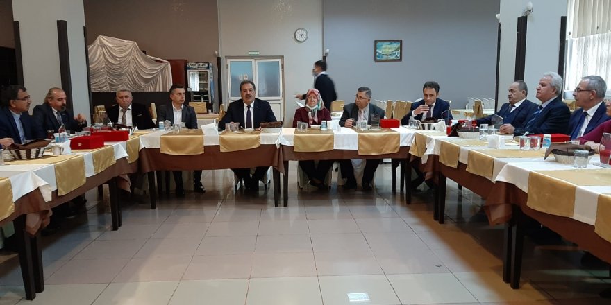 Emekli öğretmenler onuruna yemek verildi