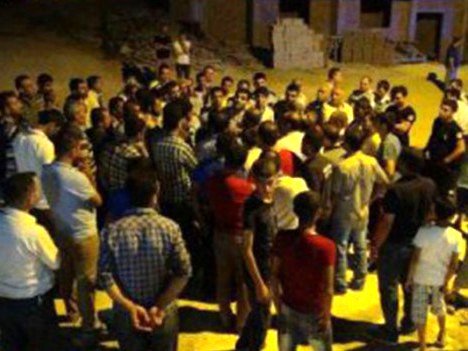 Mahalleli ‘fuhuş yapılıyor’ diye evi bastı