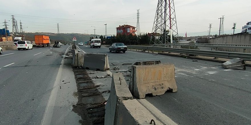 Beton bariyerlere çarpan araç takla attı