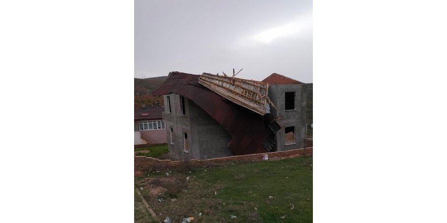 Fırtına kasıp kavurdu