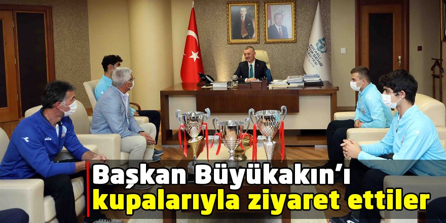 Başkan Büyükakın’ı kupalarıyla ziyaret ettiler