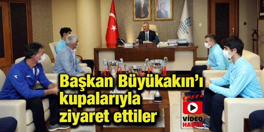 Başkan Büyükakın’ı kupalarıyla ziyaret ettiler