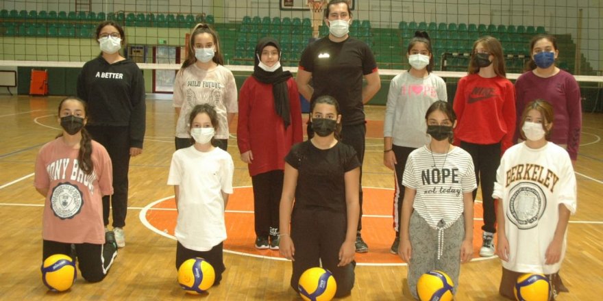 Derince’de voleybol okullarında durmak yok