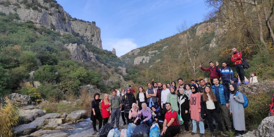Doğada yürüdüler, 35 kg atık topladılar