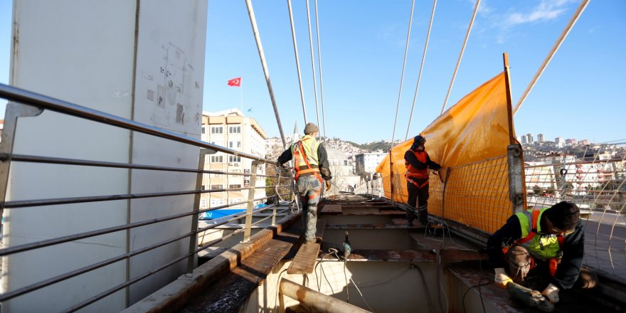 Üstgeçitte tadilat çalışmaları sürüyor