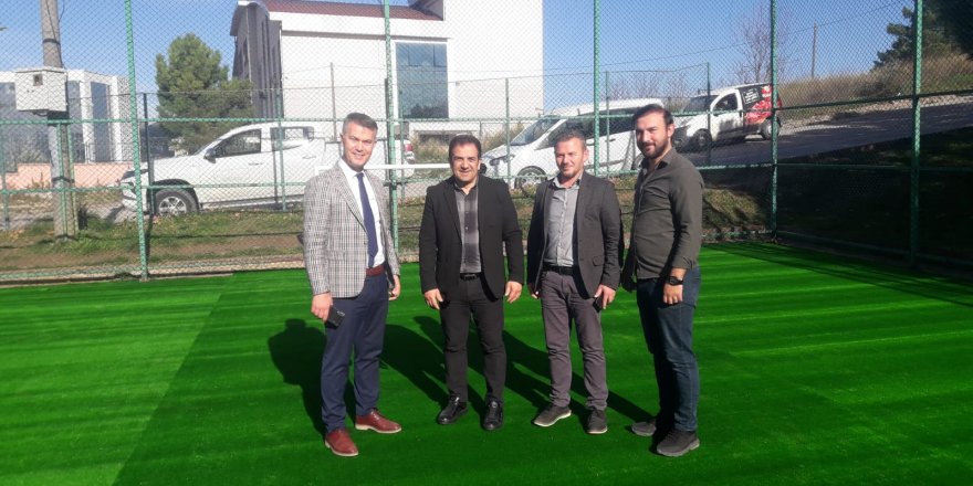 Ata Park’taki futbol sahasının zeminini yeniledi