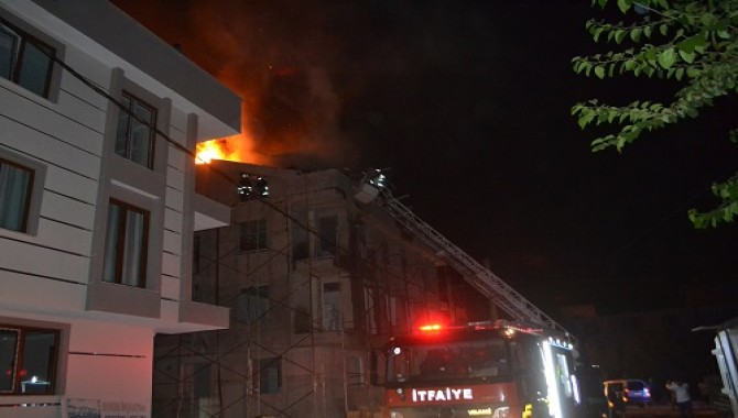 Çatı katında çıkan yangın korkuttu