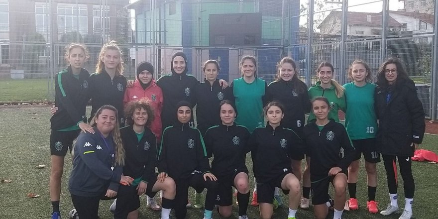 Kadın futbolcular mağlubiyetle başladı