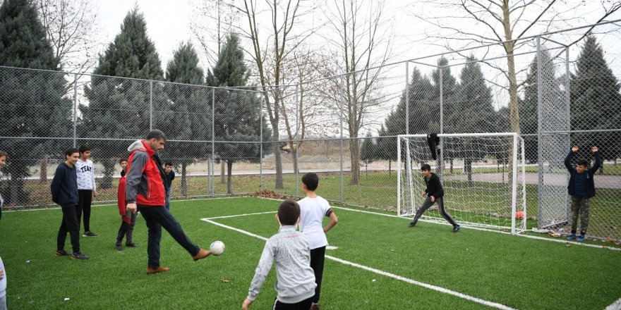 Kocaman’ın çocuklarla futbol keyfi