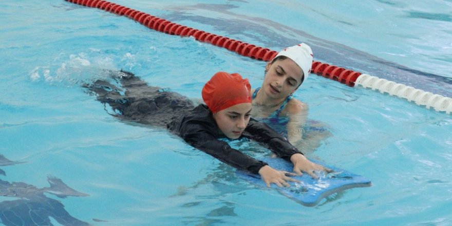 Çocuklar kış ortasında bile yüzme öğreniyor