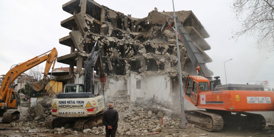 Depremin izleri siliniyor