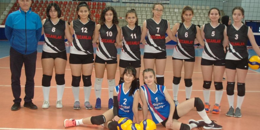 Kızlar voleybolda favoriler kazandı