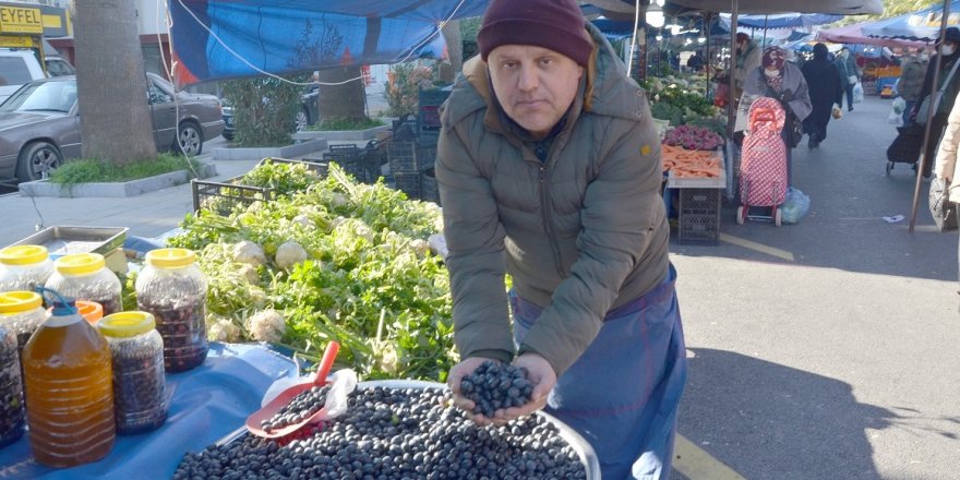 "Samanlı zeytini" tezgâhlardaki yerini aldı