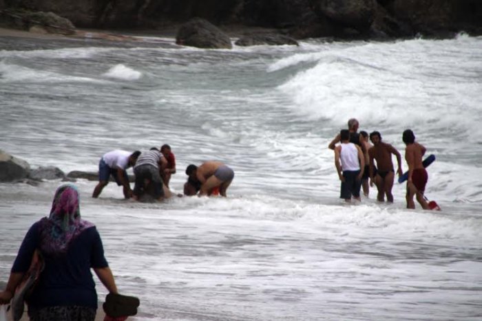 Dalgalarla boğuşan iki genci kurtardılar