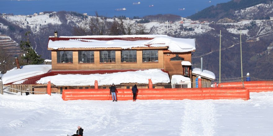 Körfez manzarasında şambrelli kayak keyfi