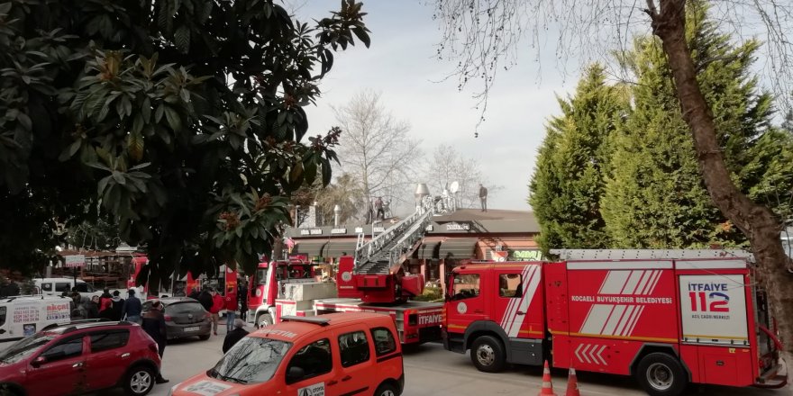 Kafenin çatısında çıkan yangın söndürüldü