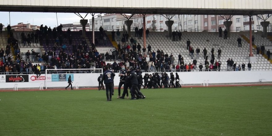 Taraftar ile futbolcu yumruk yumruğa birbirine girdi