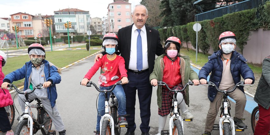 Büyükgöz öğrencilerle trafik dersine katıldı