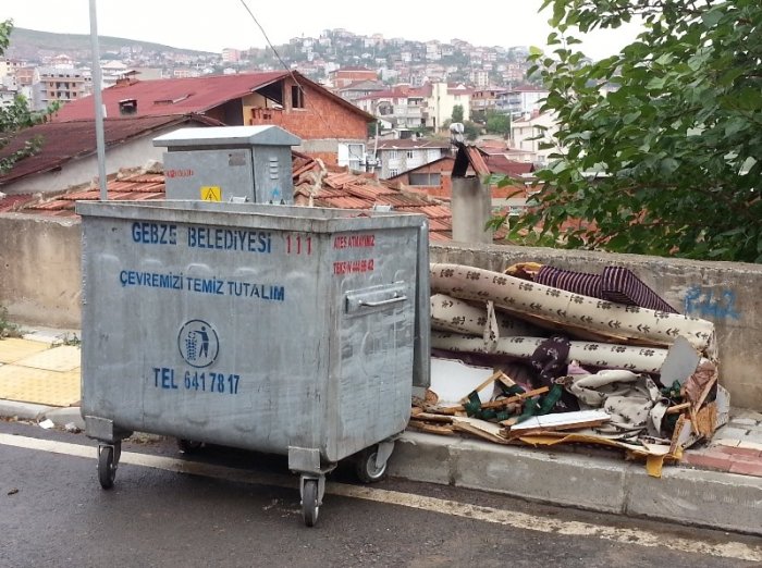 Eşyasını çöpe atan vatandaş suç işliyor!