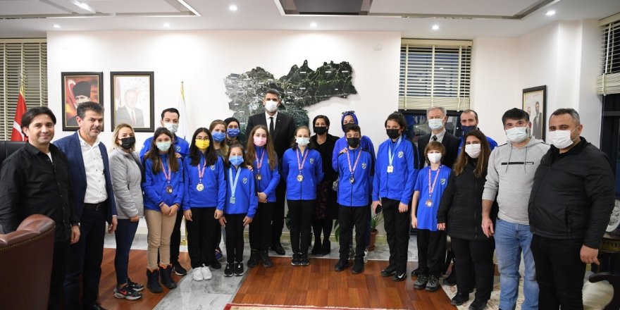 Kocaman yüzme takımını misafir etti