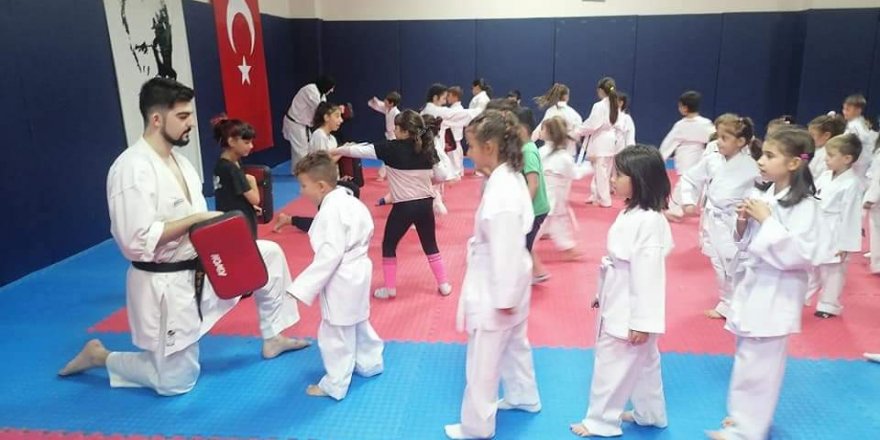 Karateciler antrenmanlara ara vermeden devam ediyor