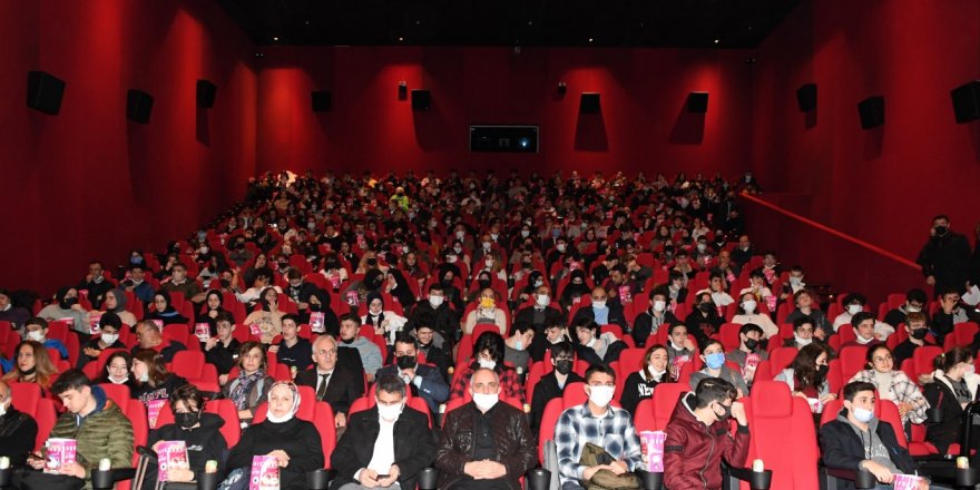 Yavuz Çifti, öğrenciler ile birlikte o filmi izledi