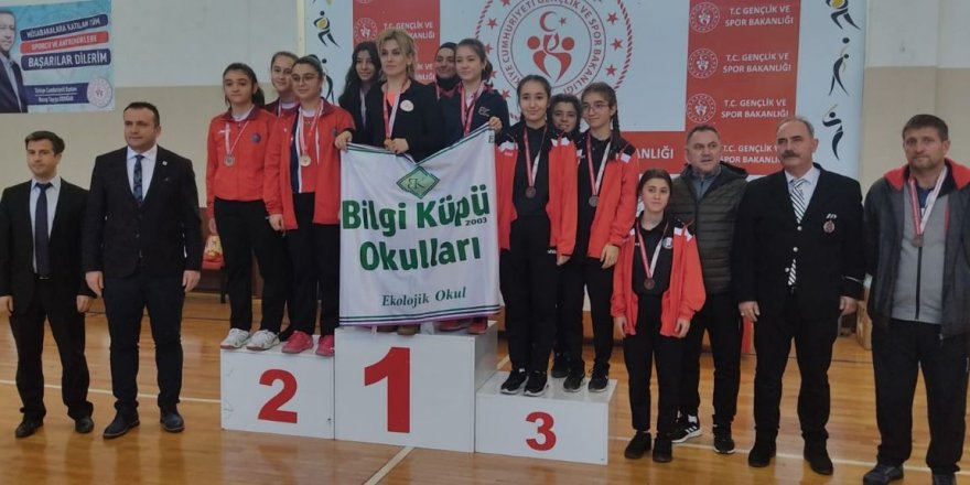 Özel Bilgi Küpü sporcuları ile gururlandırıyor