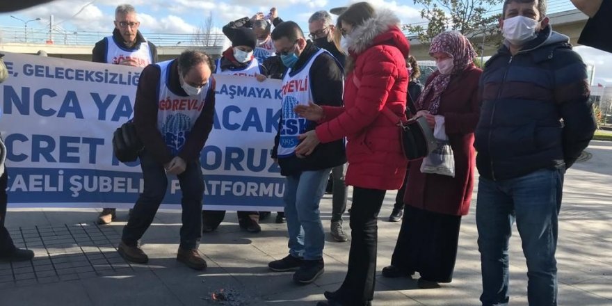 KESK üyeleri maaş bordrolarını yaktı