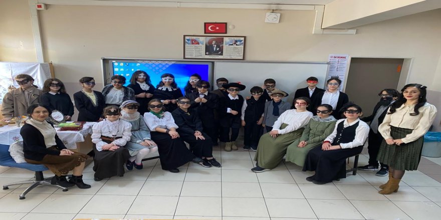 Öğrencilerini edebiyatta  zaman yolculuğuna çıkardılar