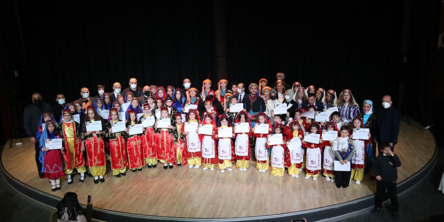 Darıcalı gençlerin halk oyunları gösterisi büyüledi