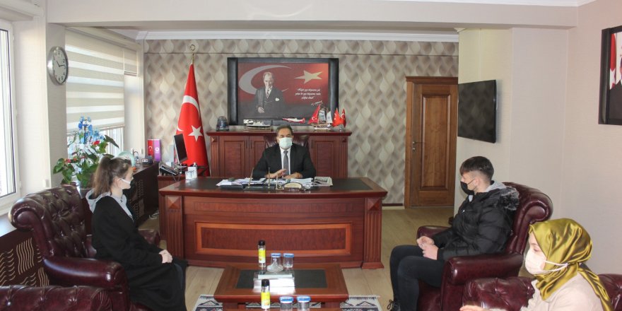 Kaymakam Güler lise öğrencilerine röportaj verdi