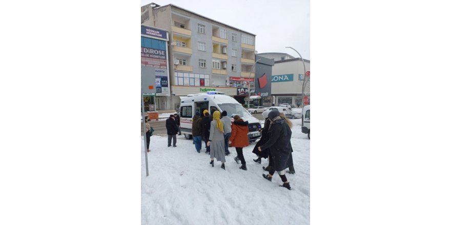 Kolu kırılan çocuğun yardımına koştu