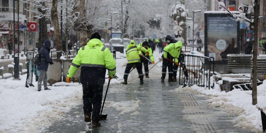 Büyükşehir’in kar mesaisi devam ediyor