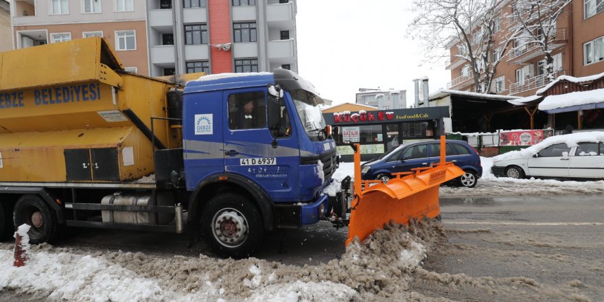 Gebze’de kar mesaisi devam ediyor