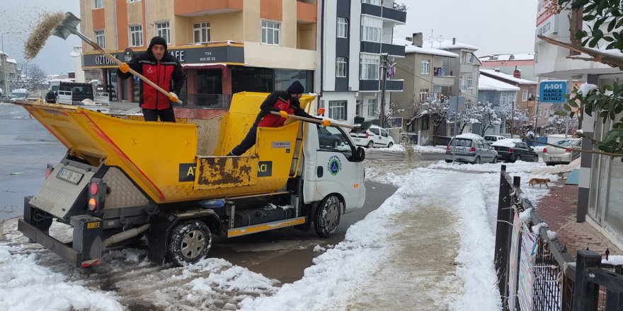 Darıca Belediyesi karla mücadelede vatandaşın yanında