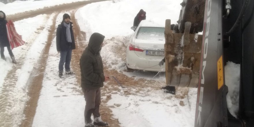 A Takımı, karda mahsur kalanları kurtardı