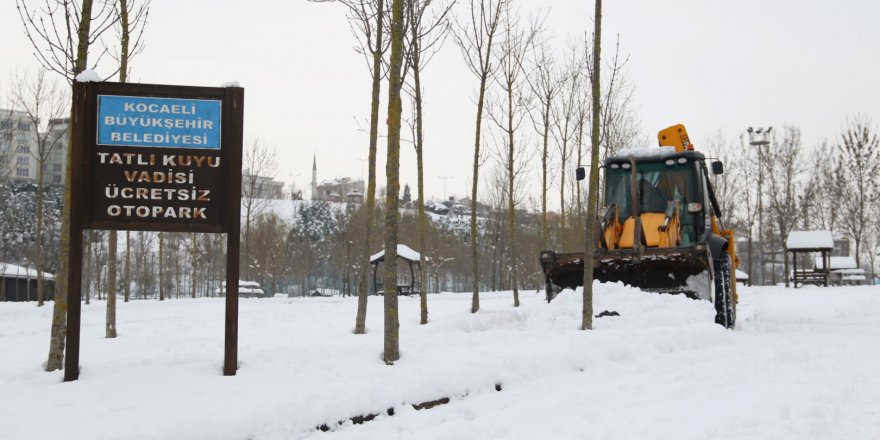 Parkların otoparkları kardan temizleniyor