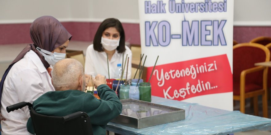 KO-MEK’te ebru sanatına önem veriliyor