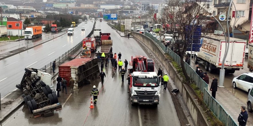 Kimyasal yüklü tır devrildi