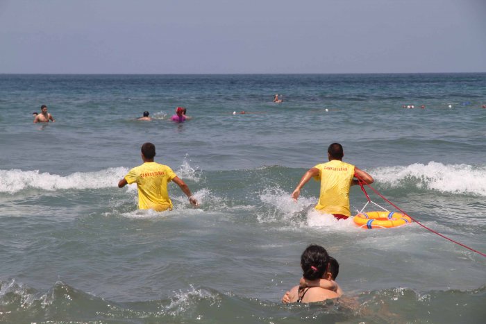 Cankurtaran olmayan yerde ve saatte denize girmeyin