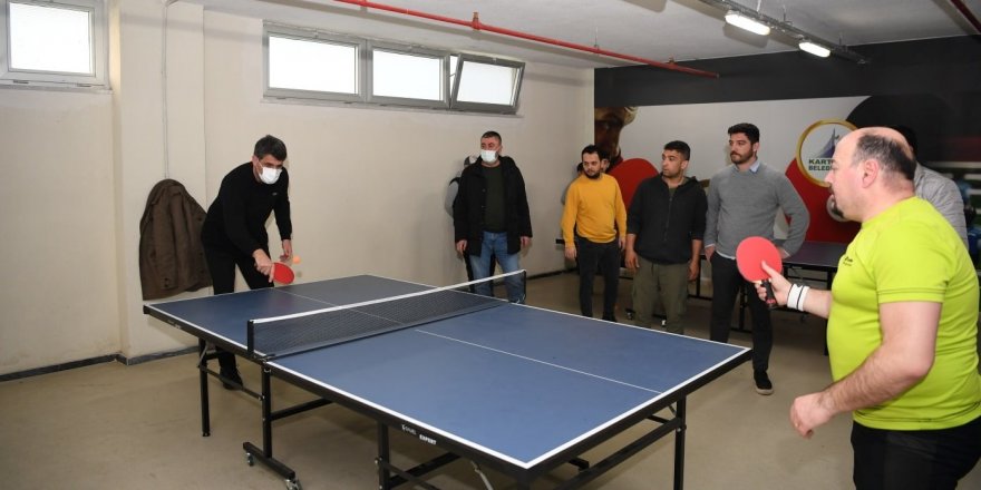 Kocaman masa tenisinde gençlerle ter döktü