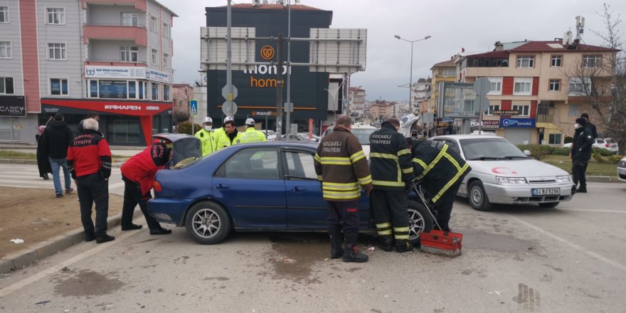 2 otomobilin çarpıştığı kazada 4 kişi yaralandı